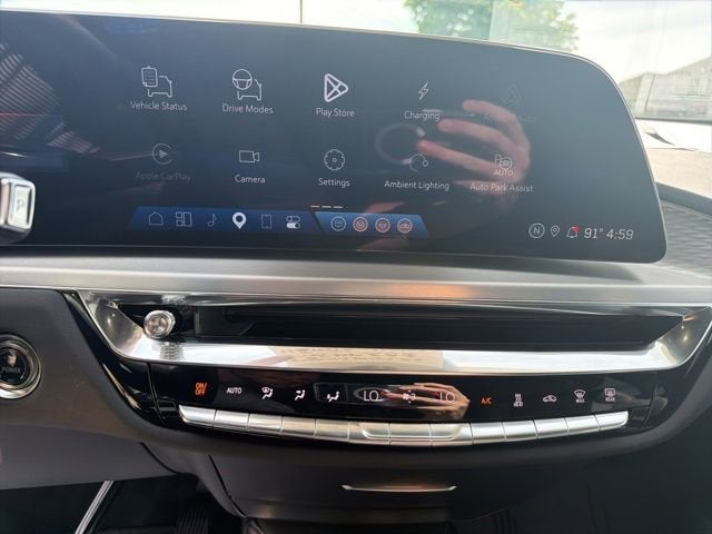 2025 Cadillac LYRIQ Luxury 3
