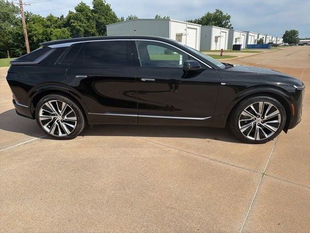 2025 Cadillac LYRIQ Luxury 3