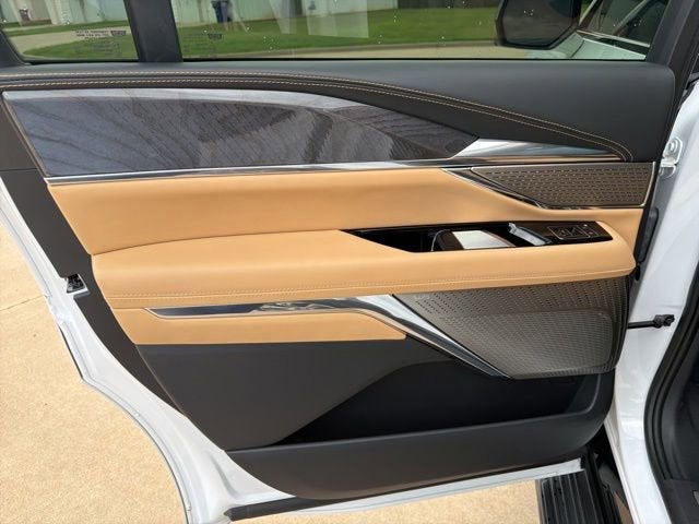 2025 Cadillac ESCALADE IQ Luxury 2